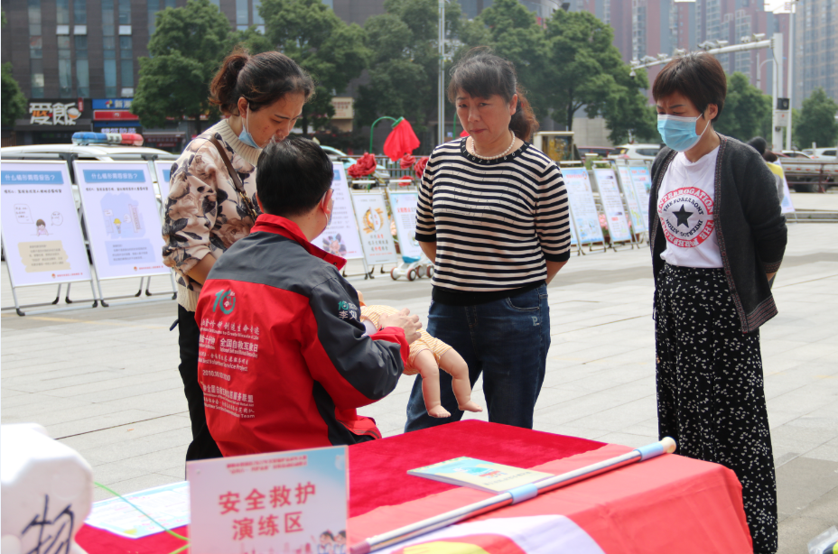 双清区开展关爱保护未成年人暨“点亮六一 共护未来”宣传活动