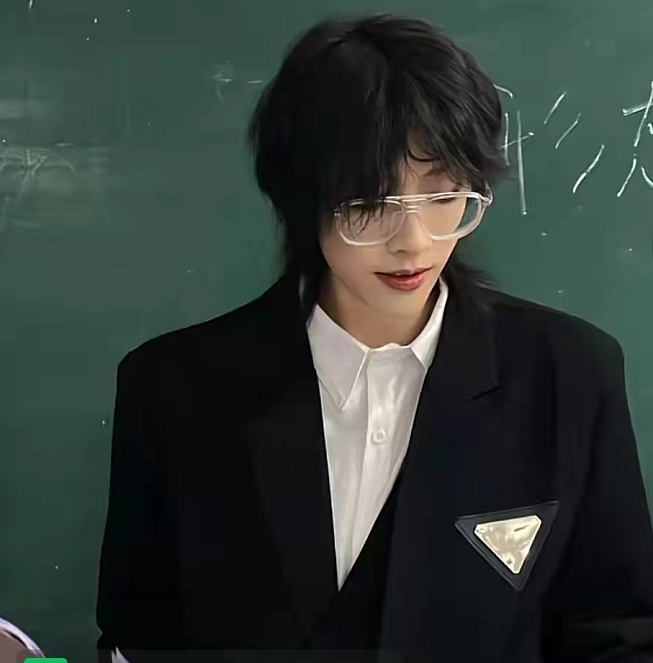 河北一高校体育老师火了，颜值高却“性别难辨”，课下更受欢迎