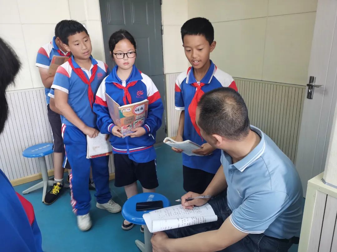 齐心教研 匠心筑梦——黄龙溪学校五六年级语文教研组六月活动掠影