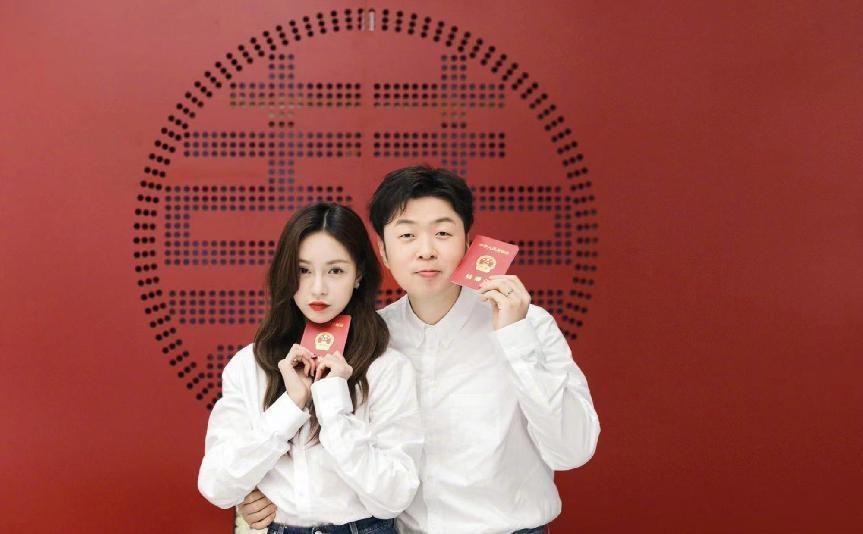 沈梦辰和杜海涛晒情侣装，清纯简单的搭配，体现气质还显清纯