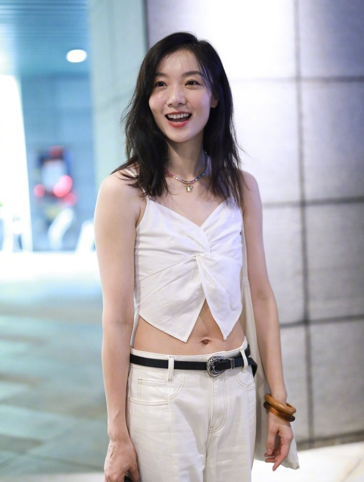 仙女下凡！齐溪浪姐上班照曝光，白色小吊带秀身姿，肚脐眼都好看