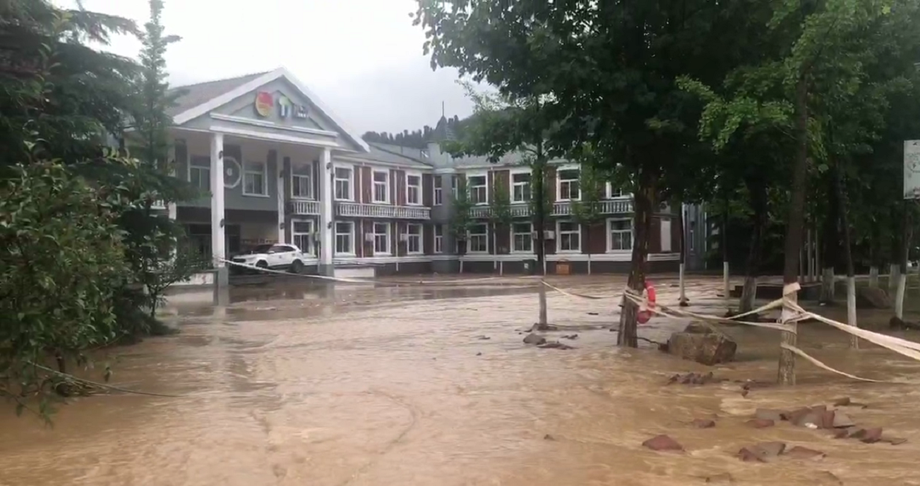 暴雨中墙塌山水进入，济南柳埠一千多名学生被困，当地组成人墙转移！救援人员：听到最多的话是叔叔辛苦了