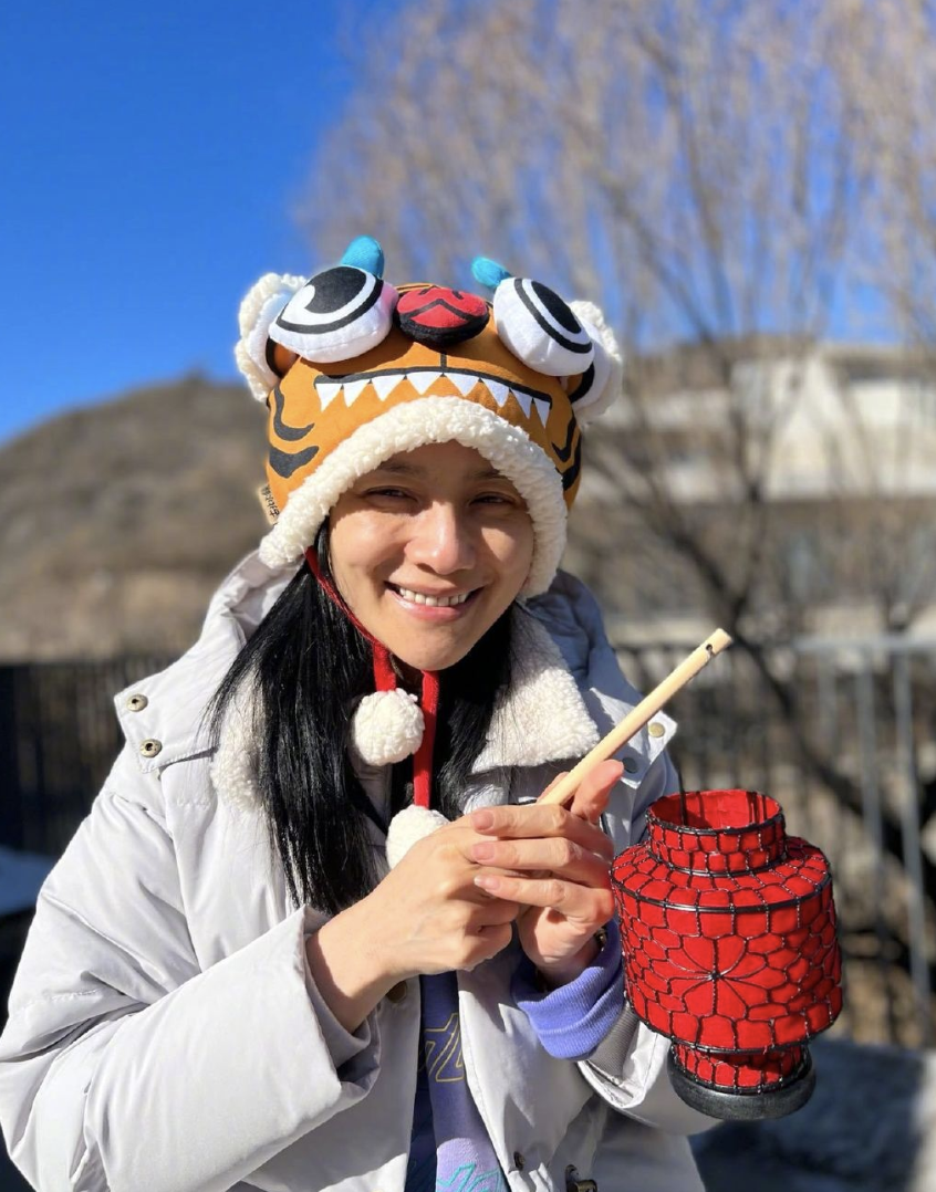 沙溢晒安吉小鱼儿为奶奶庆生，兄弟俩越长越像，胡可婆婆罕见出镜