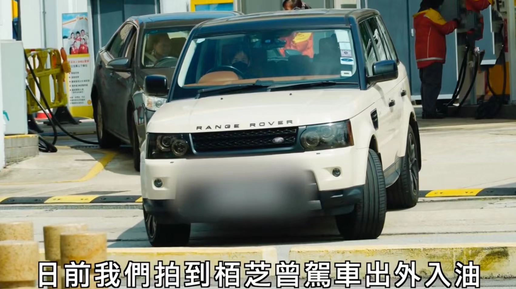 张柏芝带小儿子驱车采购，任由孩子车内翻爬，车窗紧闭防疫意识强