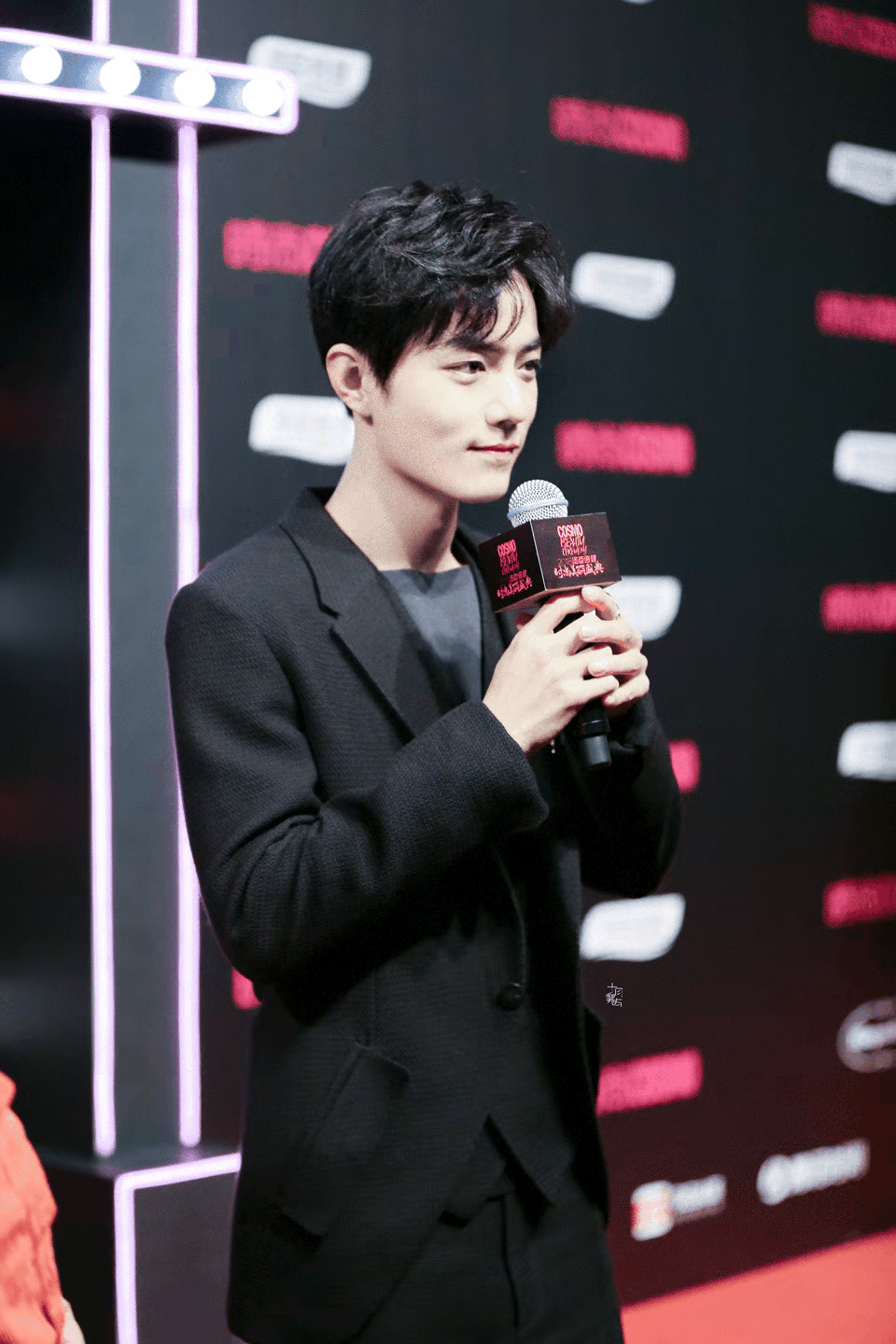 肖战各种深入人心的笑容，尤其是害羞时的笑，看不够啊