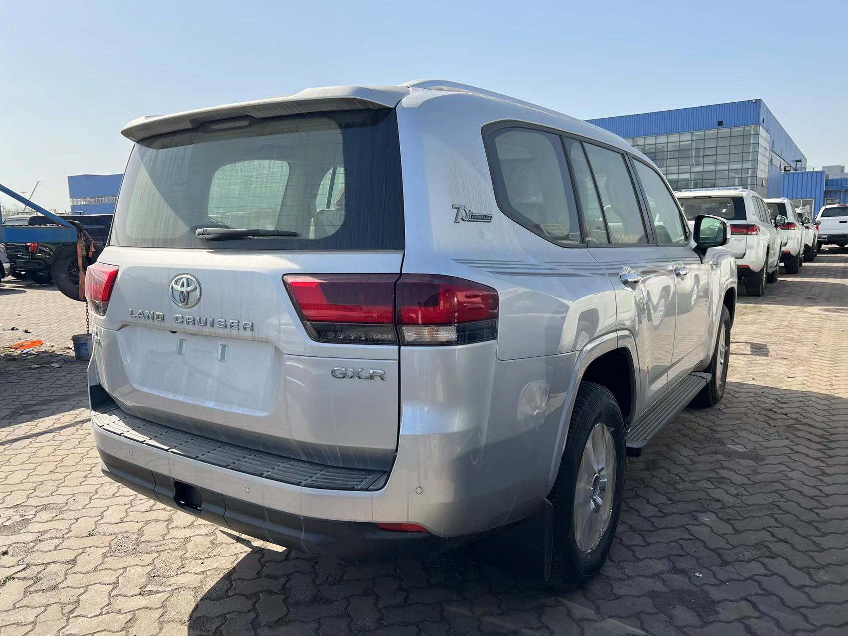 2022款丰田酷路泽lc300银色港口现车图片