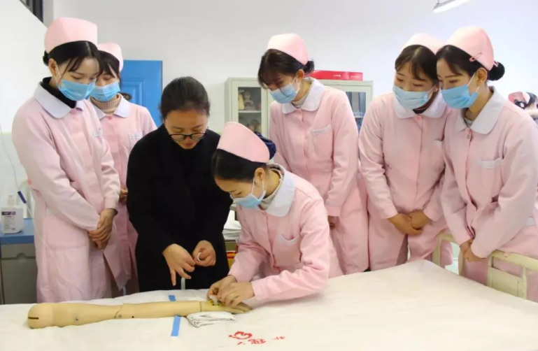 2022高考将近，女学生应该学师范还是学护理？区别不是一星半点