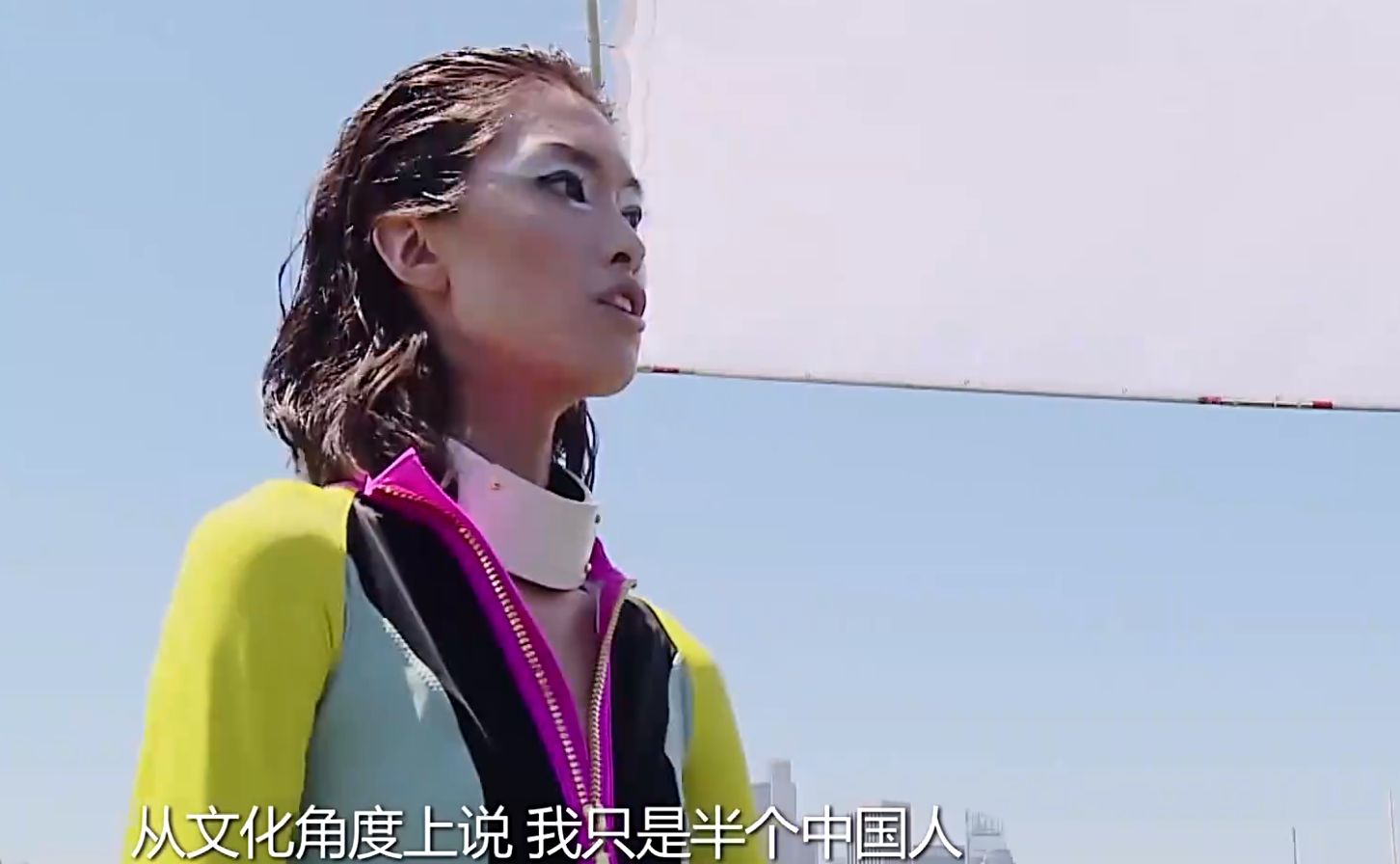 她不承认自己是中国人，被网友怒怼，仍想回来捞金