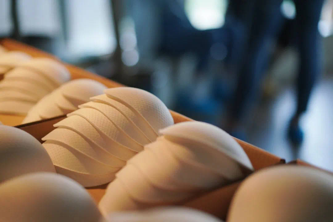 为乳癌患者做内衣的女人