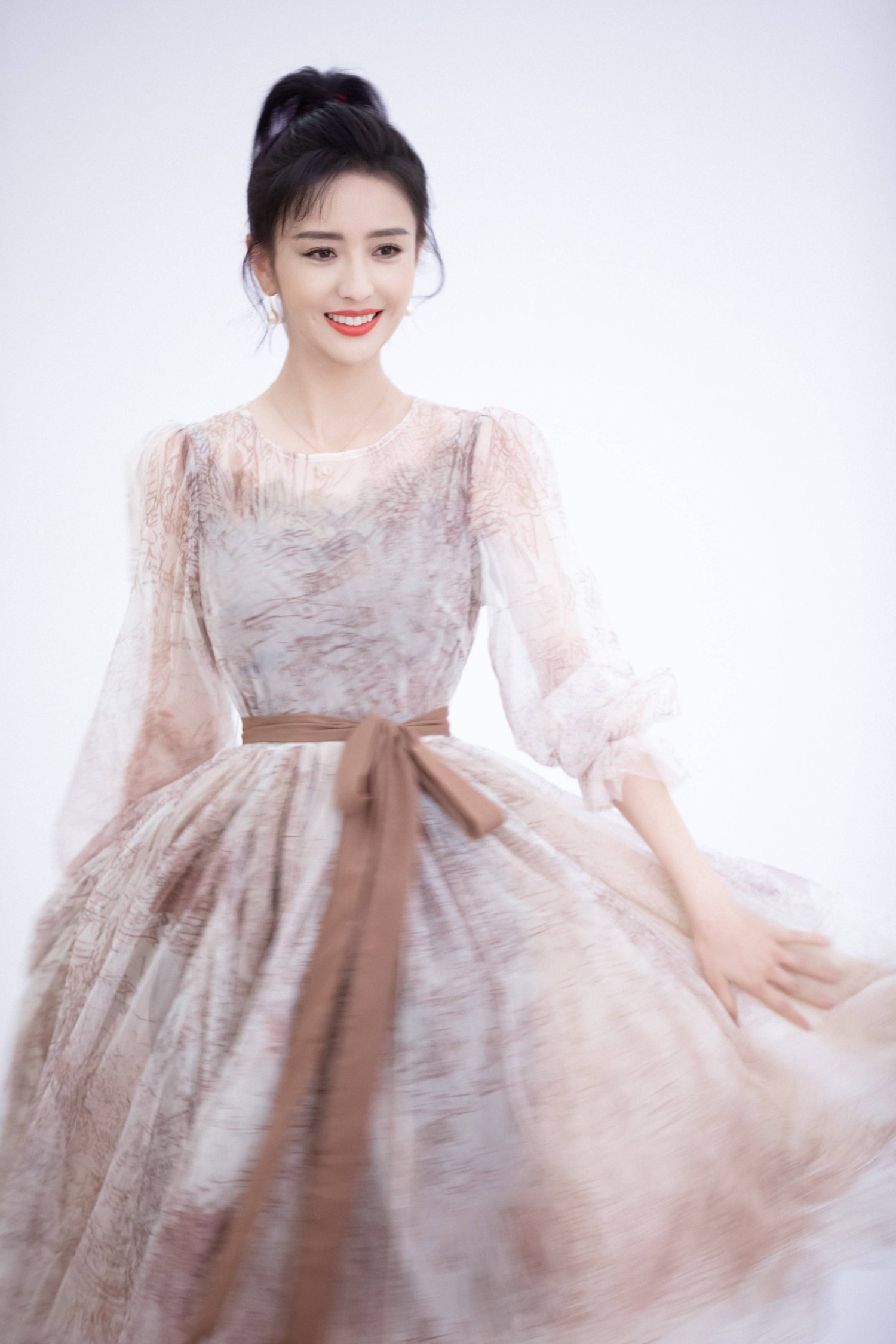 佟丽娅穿刺绣白裙气质清雅 一头微卷短发精致时髦