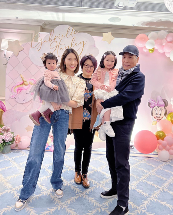 王祖蓝晒照为女儿庆生，李亚男太高气场强，小女儿大眼睛呆萌可爱