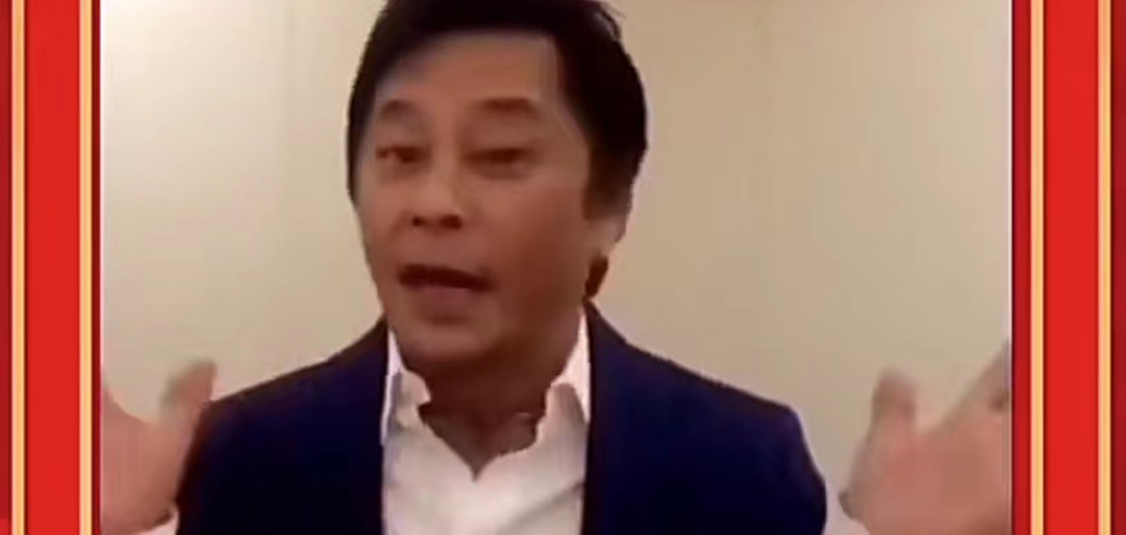 王杰退圈多年曝近照，戴耳环满头黑发宛如回春，久居国外生活惬意