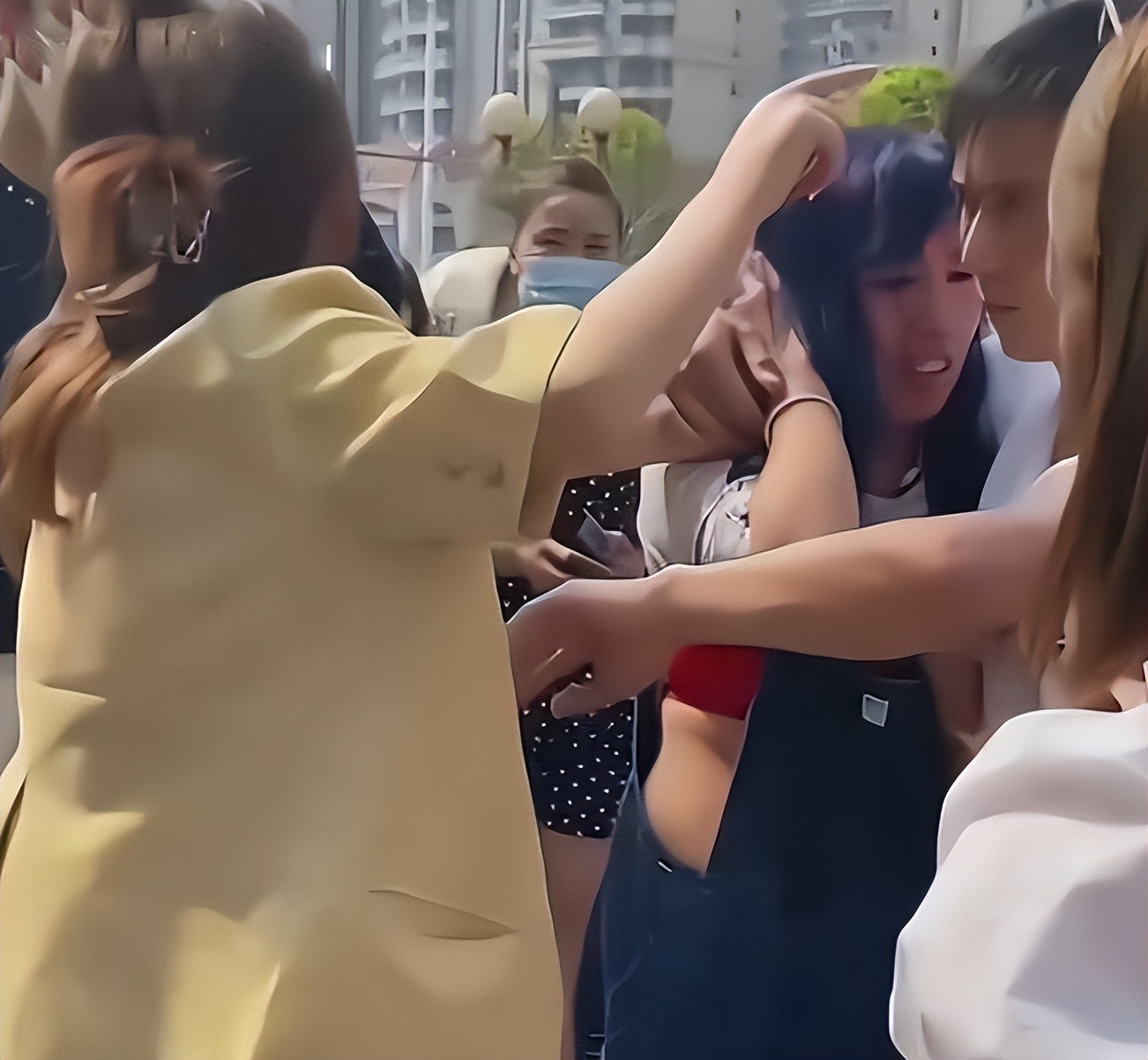 原配打小三（原配街头撕打小三）