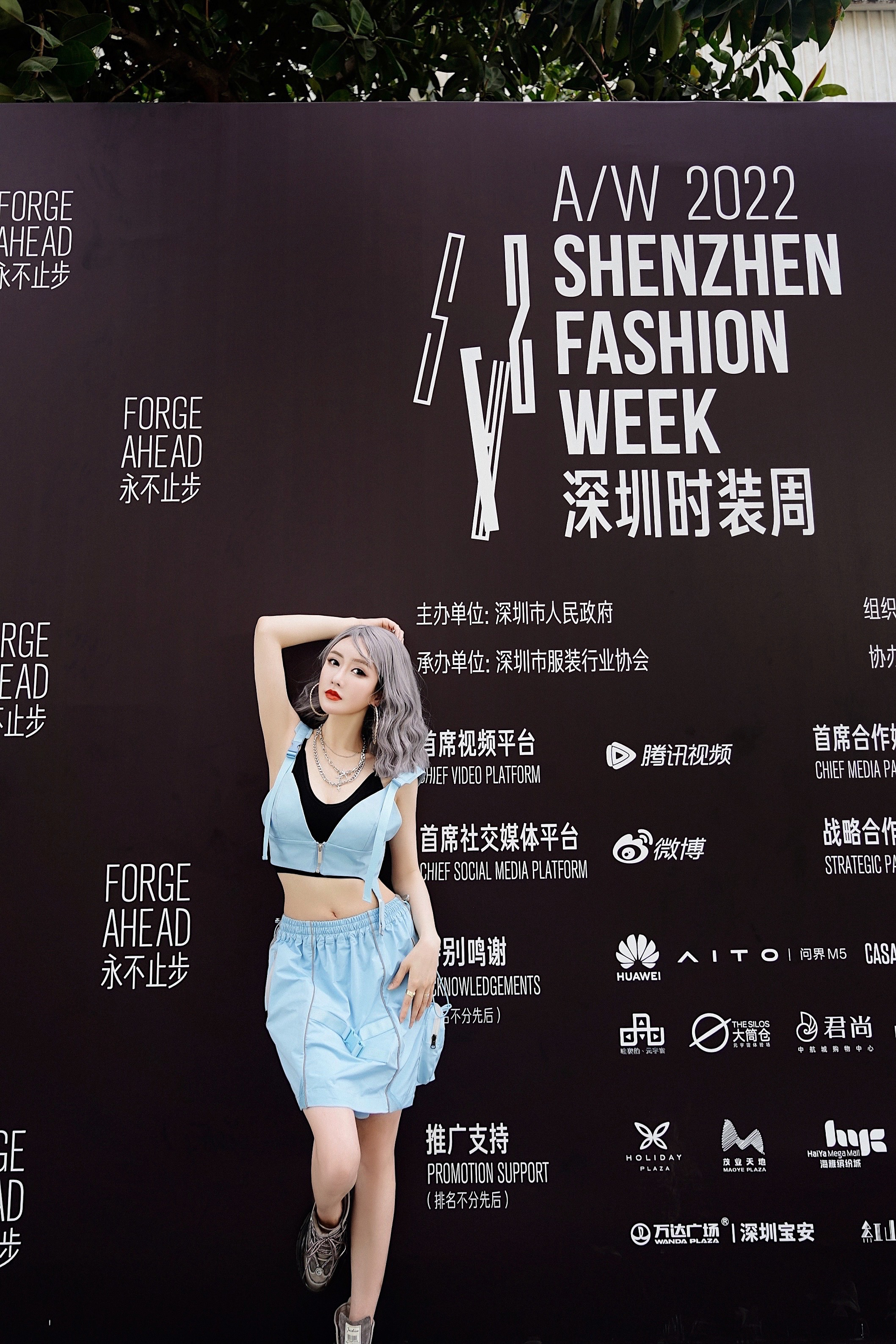 溫果希深圳時(shí)裝周，混搭運(yùn)動(dòng)辣妹風(fēng) 大秀A4腰美腿 巧妙“反客為主”