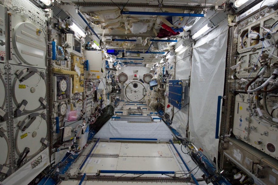 国际空间站太空舱发现裂缝(国际空间站太空舱发现裂)
