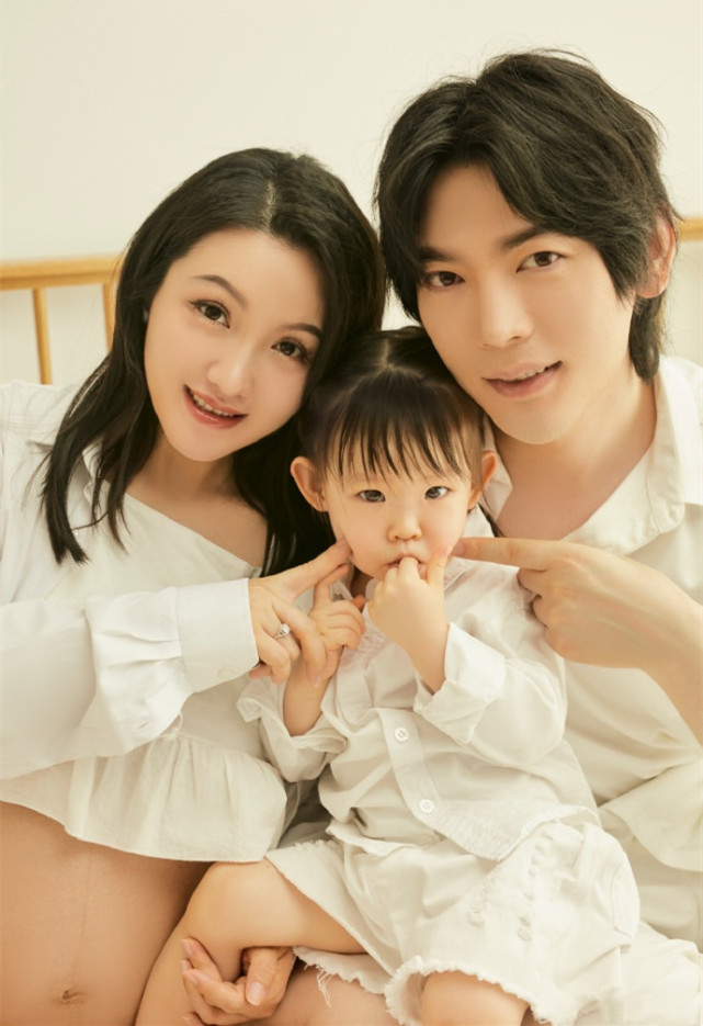 简弘亦官宣老婆怀二胎，大方公布预产期，一家“四”口同框好幸福