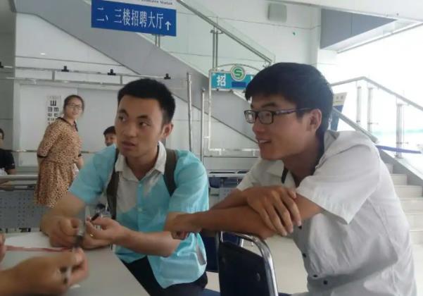 两大行业出现用工荒，月薪近万仍没人理，喊就业难的大学生哪去了