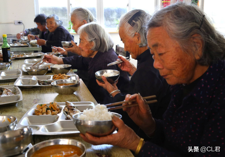 农村老人谁赡养？老人一句话让法官“破防”了，这样的父母哪里找