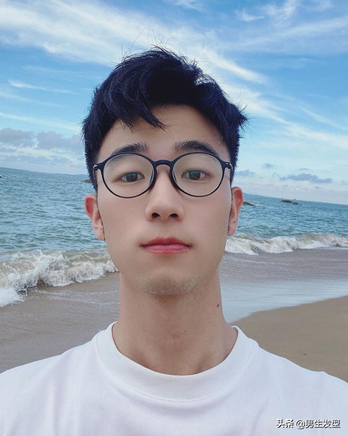 20岁男生别只会剪"锅盖头",这3款短发干净利落,剪完更帅气