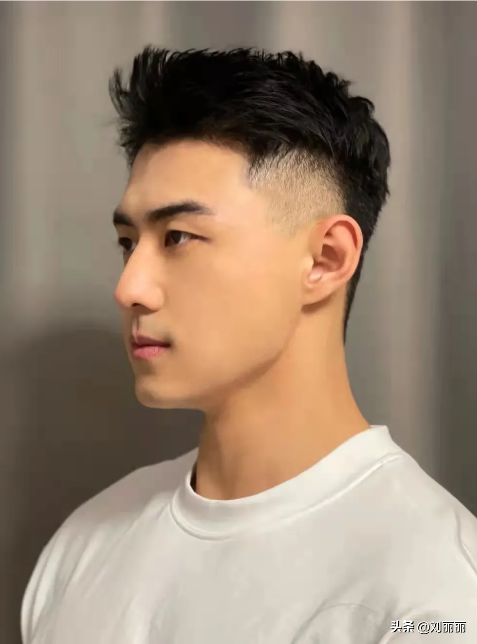 男士发型怎么剪才帅气？两侧推短三七分不连接，效果都不错