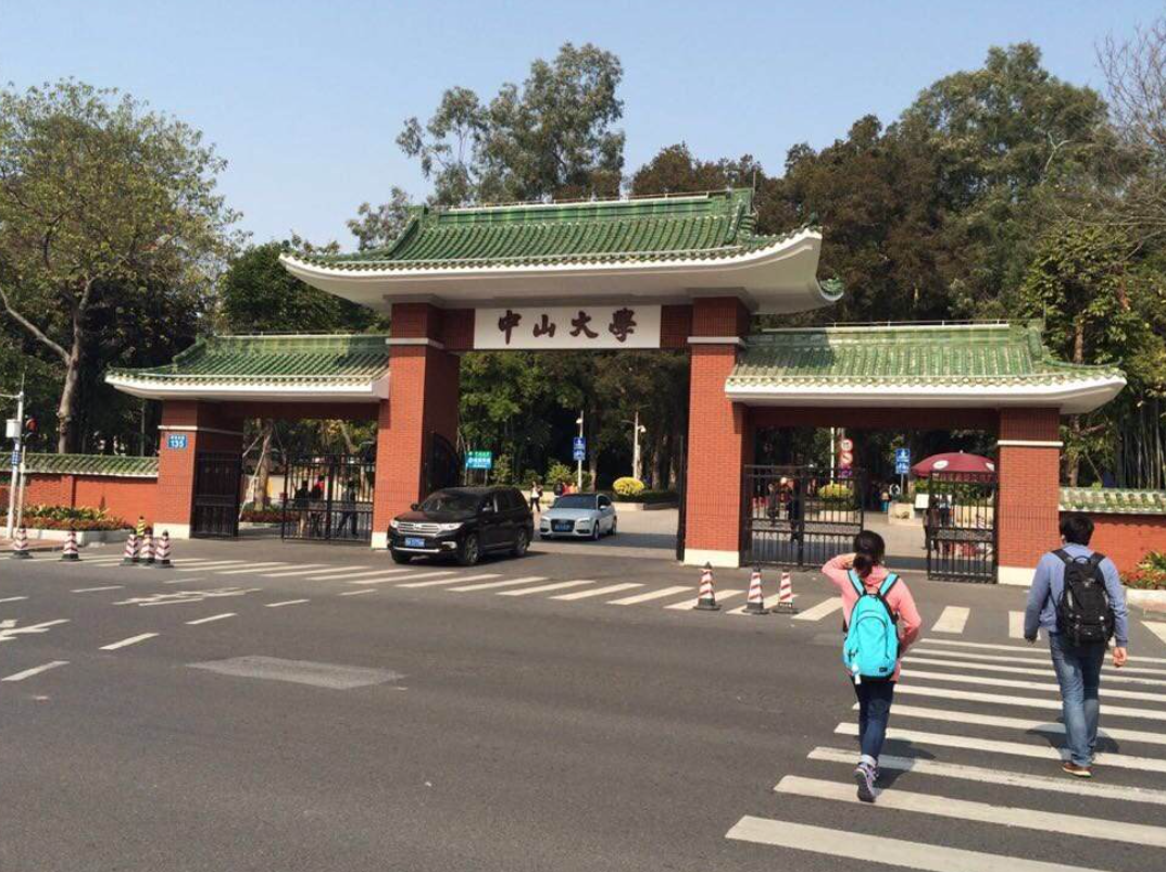 国内几所占地面积广阔的大学，上课要乘坐公交，骑自行车容易迟到