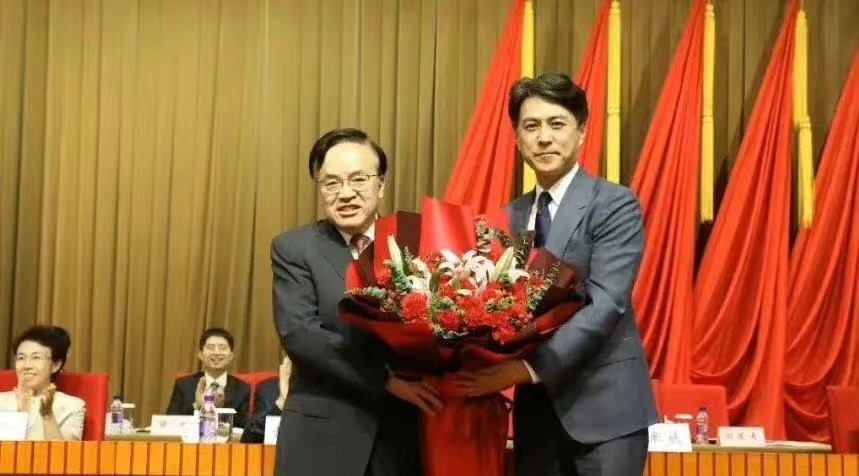 靳東真的要開掛！變市委副主委開大會，穿西裝和其他領導人坐一起