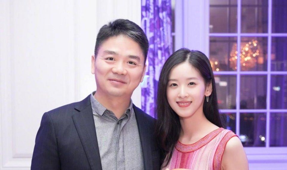 不知妻美刘强东，3段恋爱史4个女学生，每个女人都是人生转折点