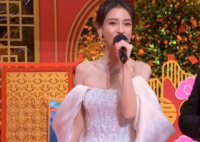 baby离婚后首次公开亮相,登上卫视春晚,事业心强挑战做主持人