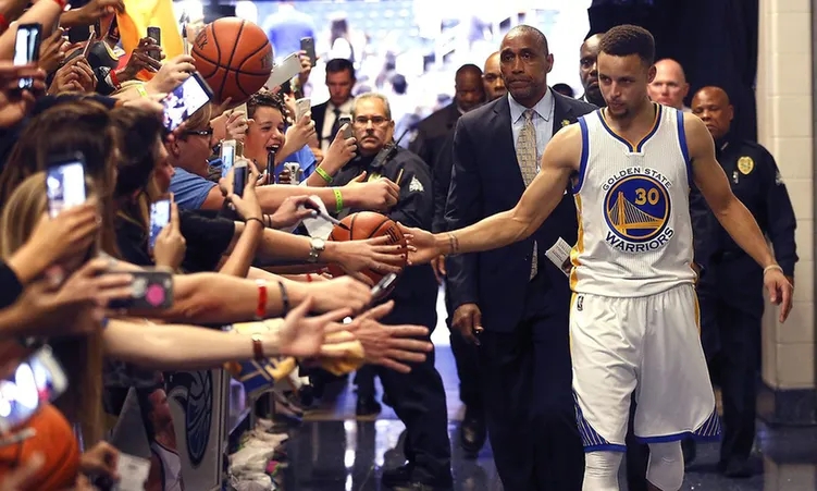 nba为什么要打四场(NBA季后赛多打一场比赛，主场球队能多赚多少钱？)