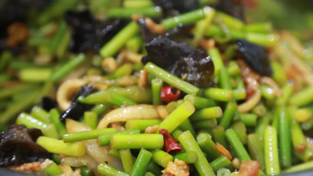 鹏飞职工食堂推出“三元五元”自助餐