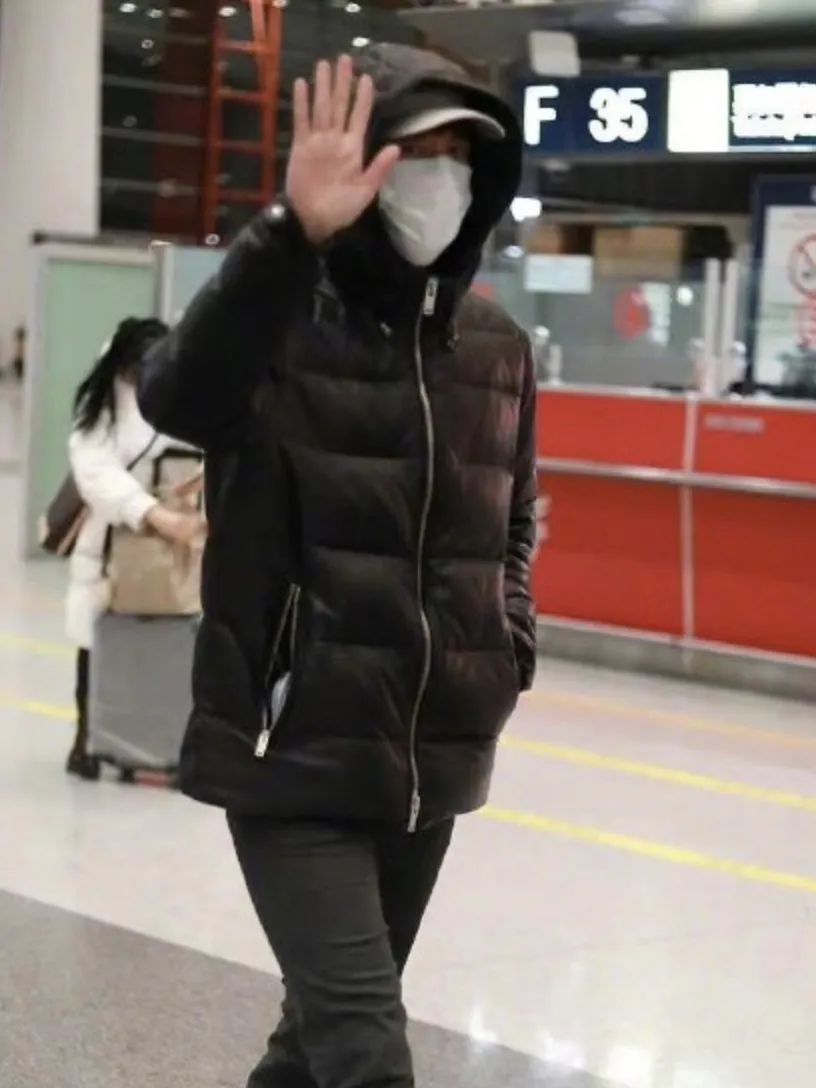 王力宏现身北京机场，心情似乎不受影响，周杰伦连夜取关撇清关系