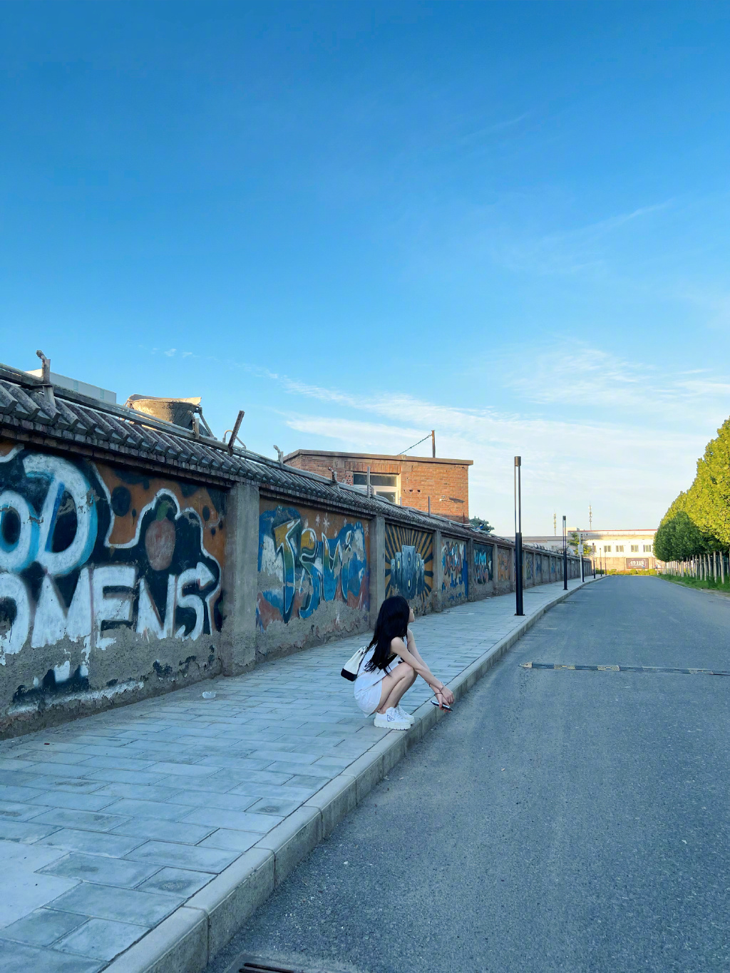 走出谣言风波，冯提莫晒出游自拍照心情好，粉丝：退场一米二