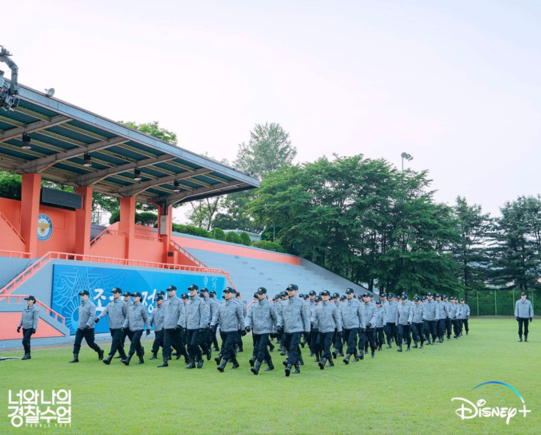 Disney+首部原创韩剧，开局不利，却揭开韩国社会的遮羞布