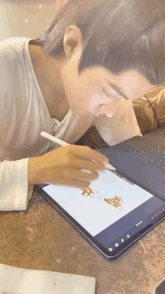 桃桃的一组生图,肖战的眼睛真好看,灵气逼人鲜花与少年绝配