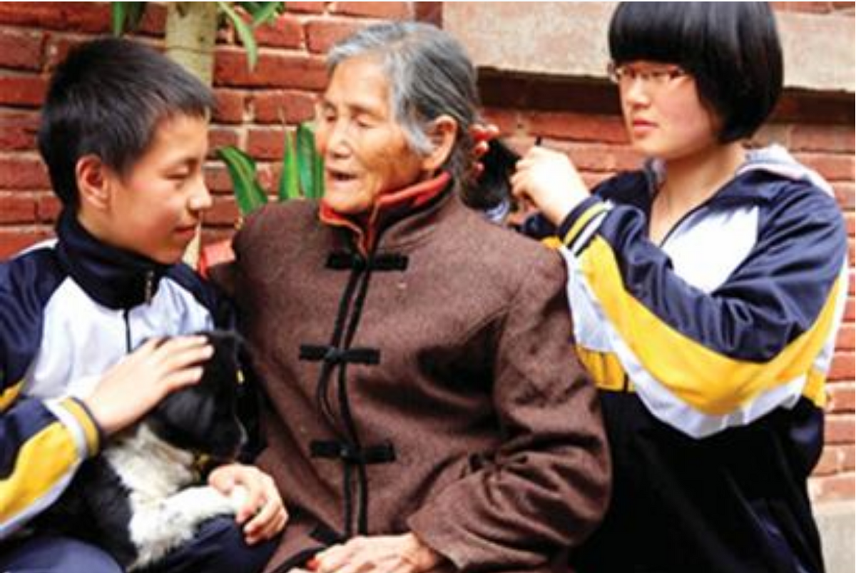 2021年，江西省24岁年轻人和85岁老人拍摄了“婚纱照”。