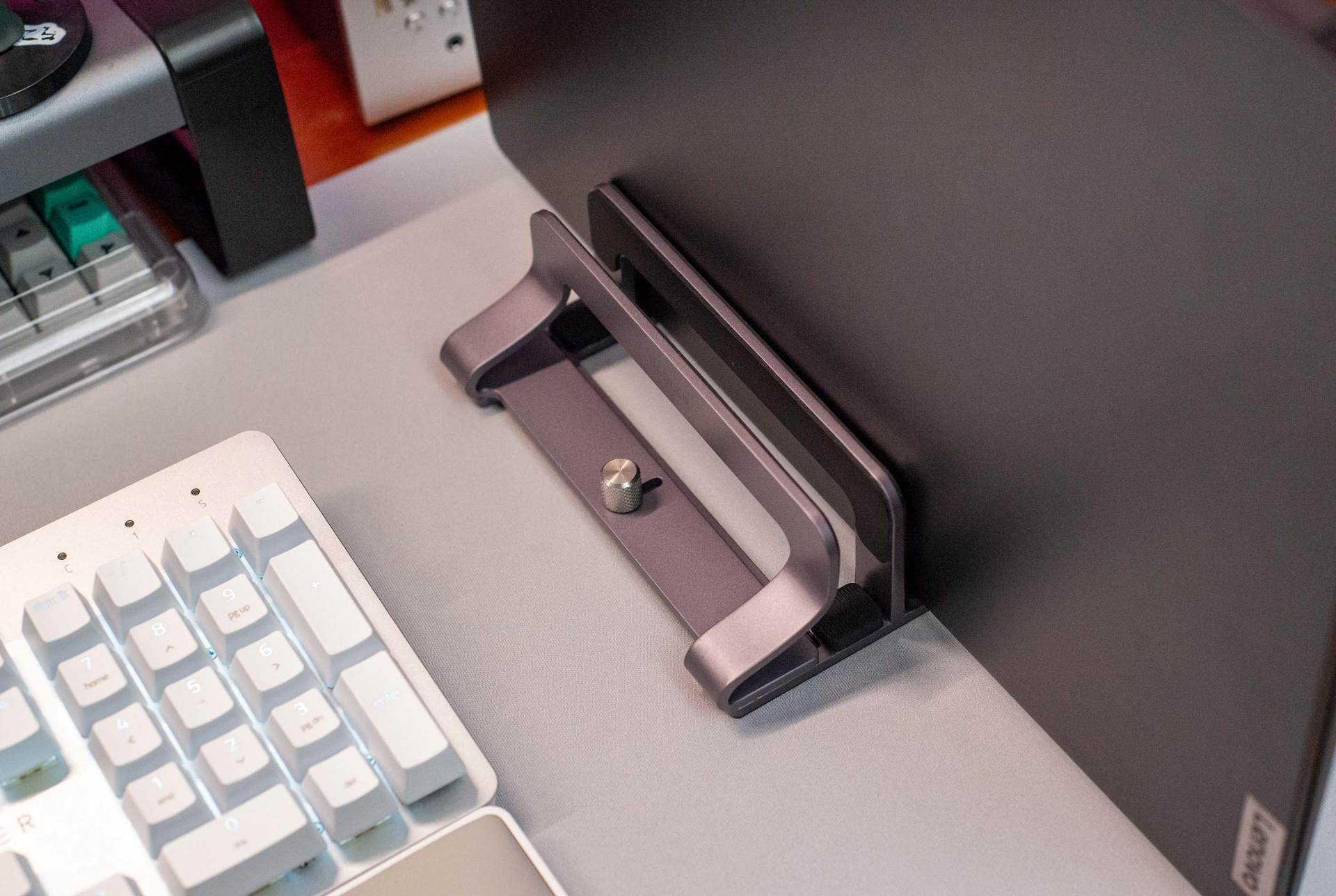 桌面改造 2.0，兼顾生产力与娱乐性的一体化空间