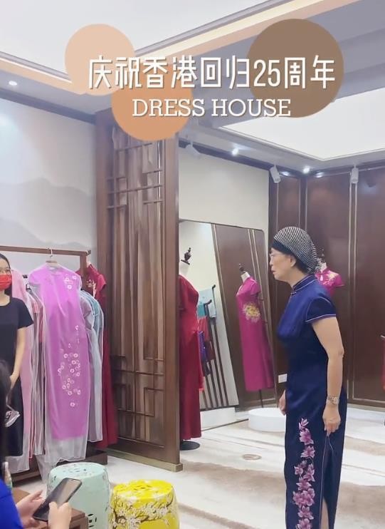 苑琼丹罕见露面，定制紫荆花贵妇旗袍，与老公两地分隔已1年