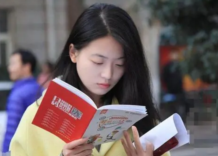 公务员或将迎改动，“考公”不是唯一道路，这3类学生可免试上岸