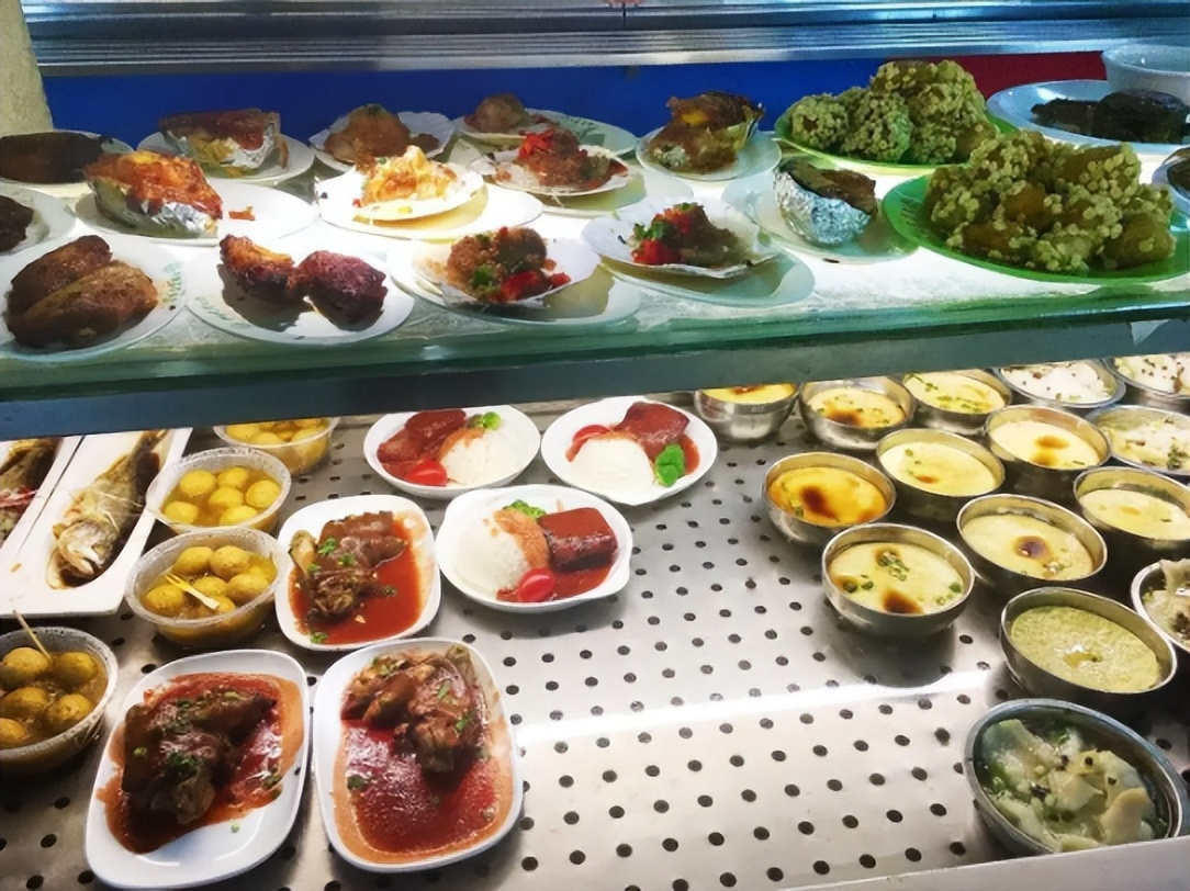 大学食堂两素一汤6.5元，贫困生吐槽太贵，校方回应叫人措手不及