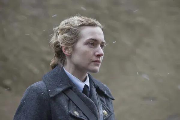 15岁少年和36岁女邻居的秘密恋情，这部R级电影成了经典