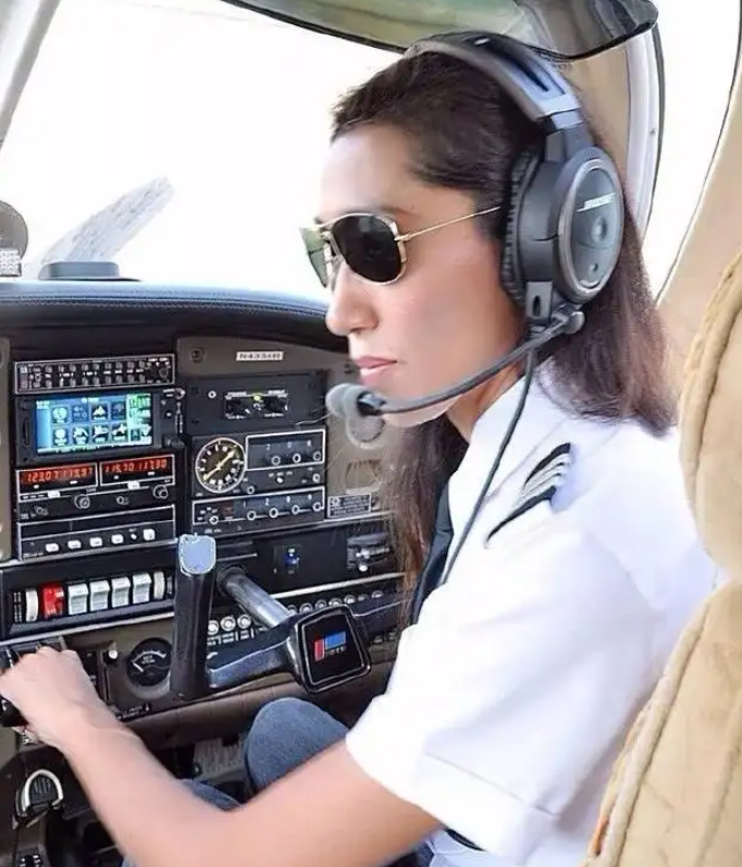 重庆女孩大二退学，35岁离婚，37岁卖房学飞行，43岁环球单飞成功