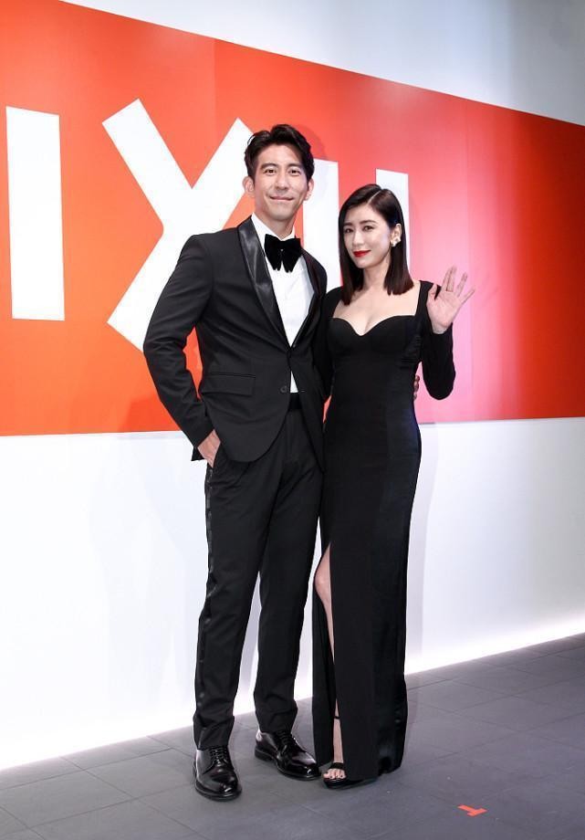 贾静雯好适合复古风服装，又优雅又高端的美，越看越有气势