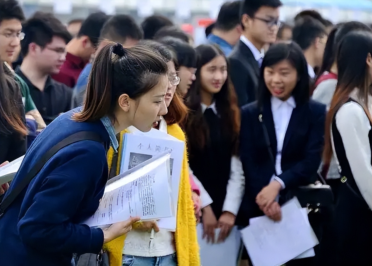 大学生迎来好消息，财会人的春天到来，毕业后获得企业的铁饭碗