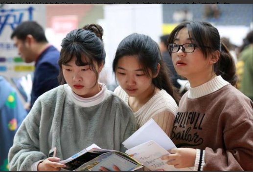 华中师大毕业的研究生，在夜市摆摊卖鸡爪，只因学了“天坑”专业