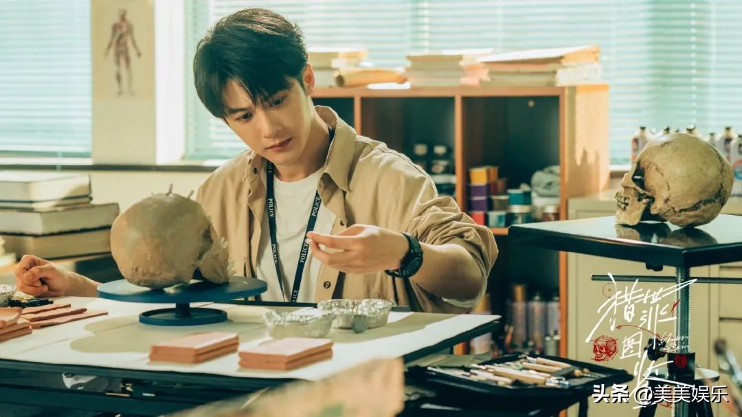 檀健次舊歷史被扒！曾是男團成員，當過新聞主播