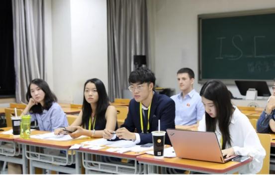 读大学期间，不参加校外活动、学生会、社团，对日后有影响吗？