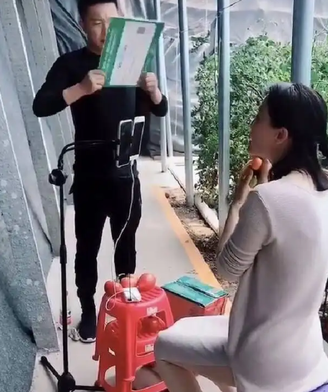 80后山东夫妻，放弃5万月薪，回村种菜，一天卖了120万，凭啥？