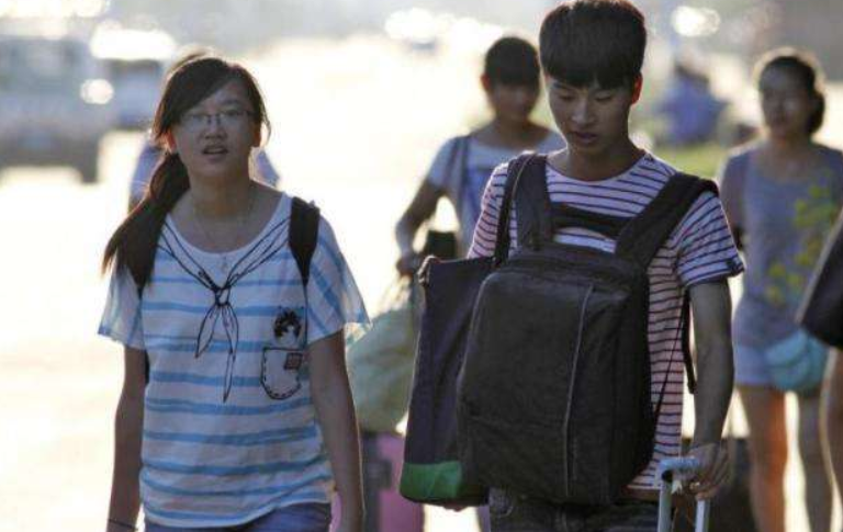 大学女生放假带男友回家，第一天其乐融融，一夜之后却被家长撵走