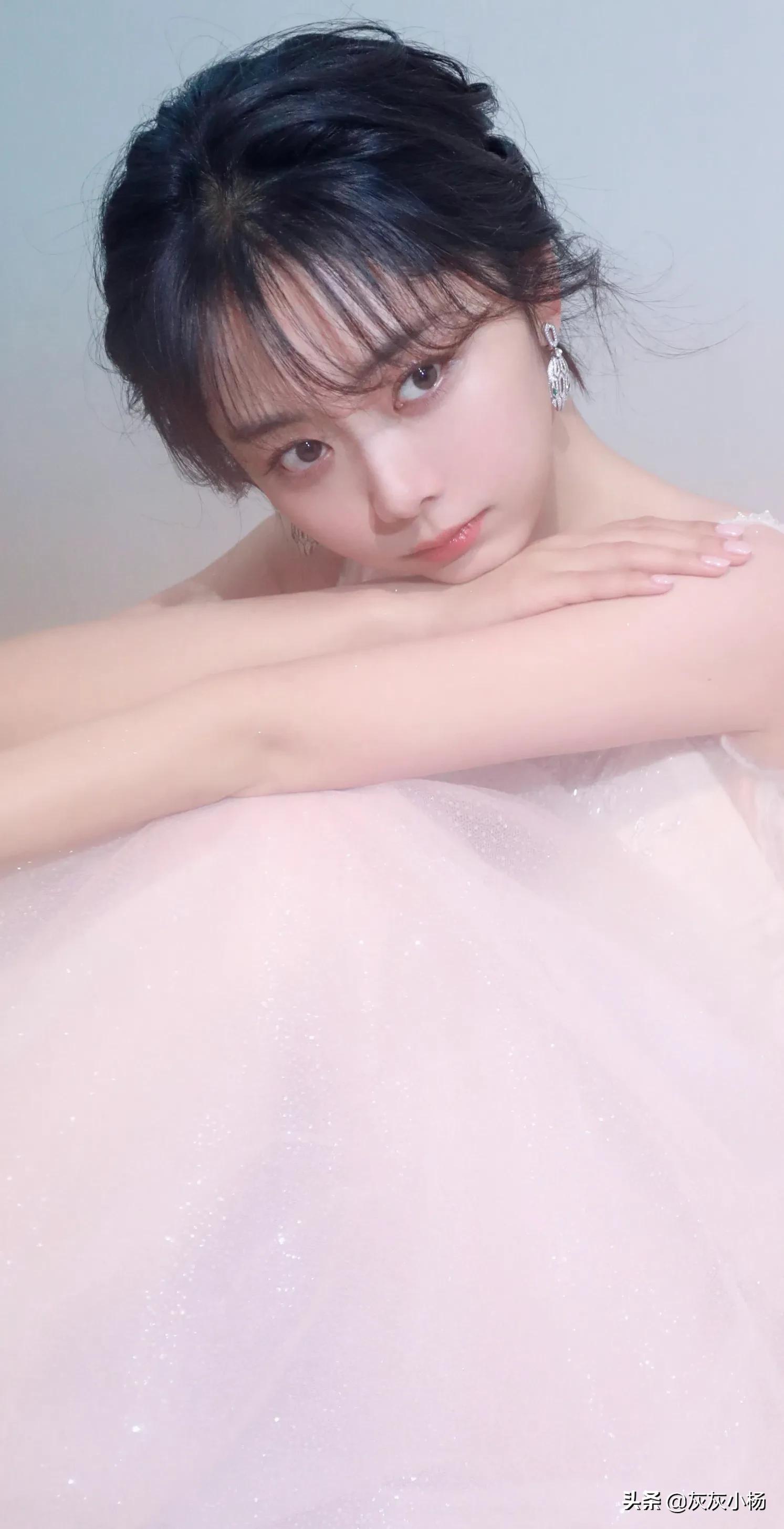 谭松韵，长裙娃娃脸，甜美可爱