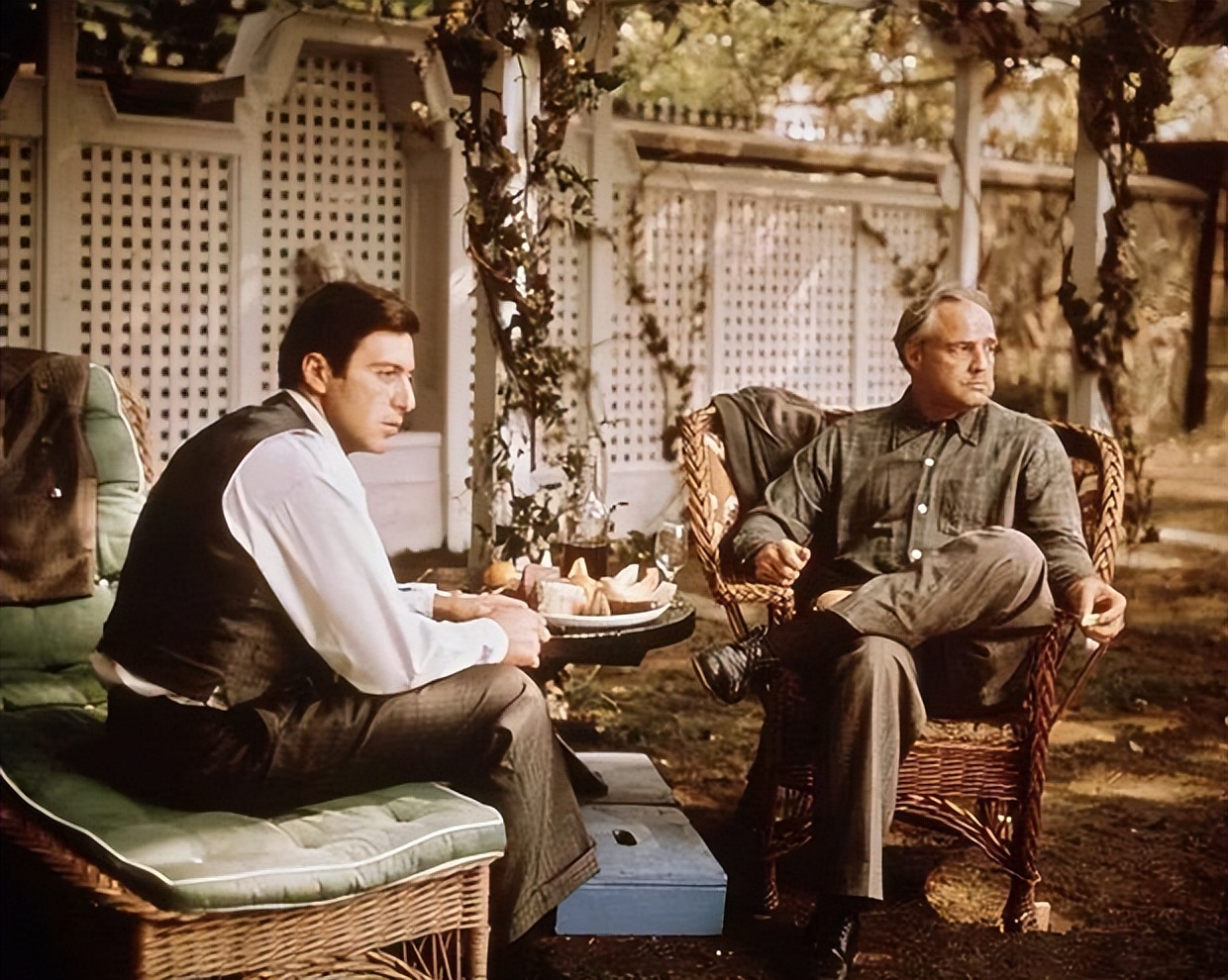 《教父》主角老成这样了，穿宽大的外套不合身，驼背弓腰不忘听歌